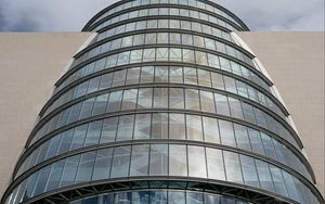 Превью обои здание, окна, стены, облака, город, архитектура