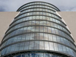 Превью обои здание, окна, стены, облака, город, архитектура