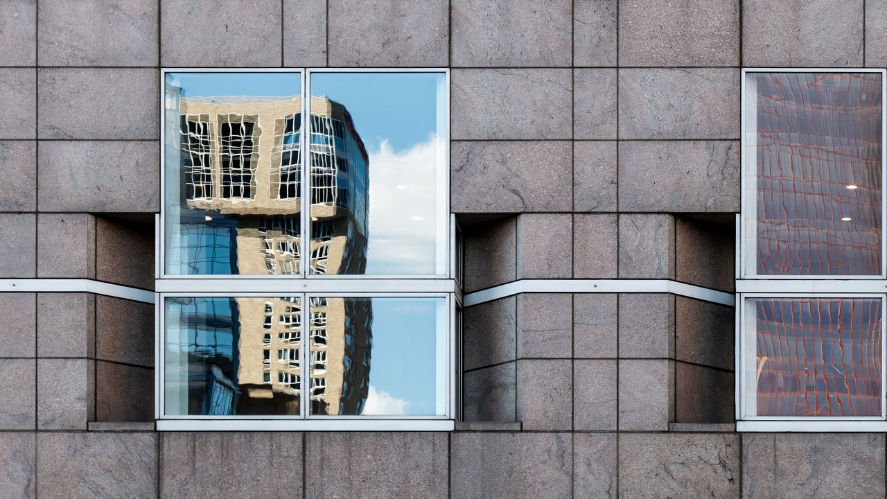 Обои здание, окно, отражение, зеркальный, фасад