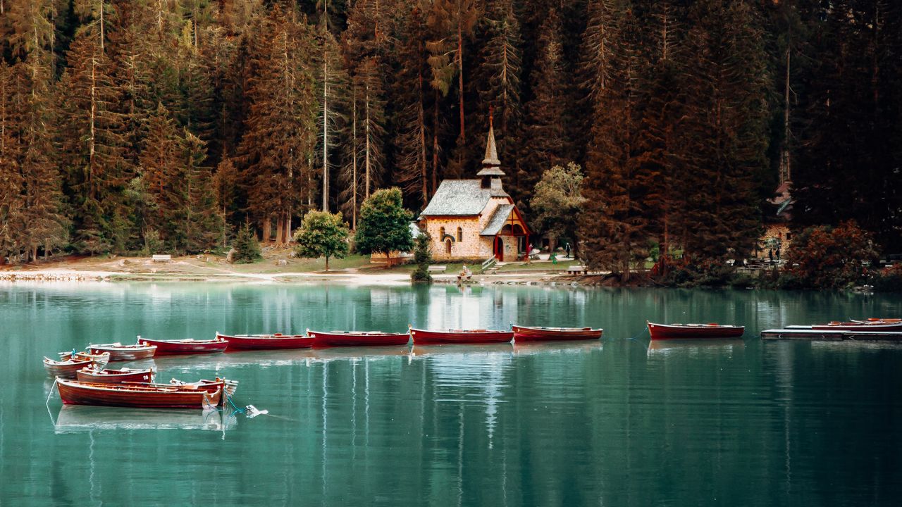 Обои здание, озеро, лодки, лес, пейзаж