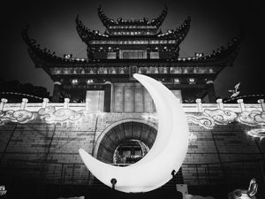 Превью обои здание, пагода, архитектура, азия, луна, черно-белый