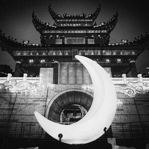 Превью обои здание, пагода, архитектура, азия, луна, черно-белый