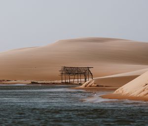 Превью обои здание, побережье, песок, вода, небо