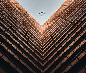 Превью обои здание, самолет, небо, симметрия, архитектура
