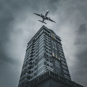 Превью обои здание, самолет, небо, серый