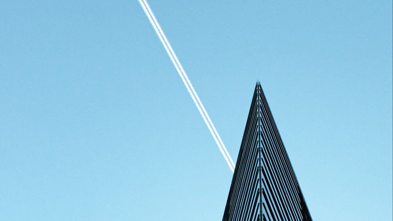 Обои здание, самолет, след, небо, минимализм