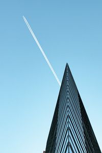 Превью обои здание, самолет, след, небо, минимализм