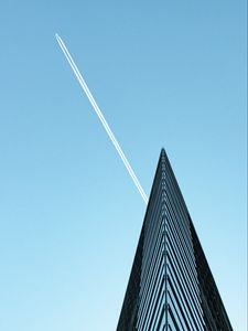 Превью обои здание, самолет, след, небо, минимализм