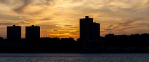 Превью обои здание, силуэт, море, закат, небо