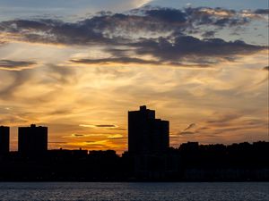 Превью обои здание, силуэт, море, закат, небо