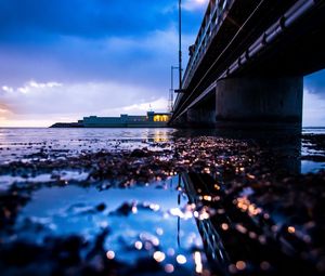 Превью обои здание, свет, море, мост