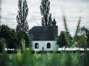 Превью обои здание, церковь, архитектура, деревья, трава