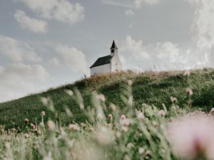 Превью обои здание, церковь, холм, цветы, трава