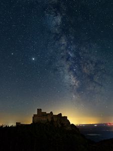 Превью обои здание, туманность, ночь, звездное небо