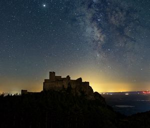 Превью обои здание, туманность, ночь, звездное небо