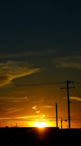 Превью обои здания, антенны, солнце, закат, облака, небо, темный