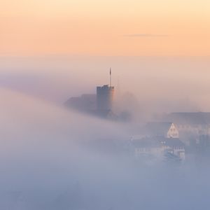 Превью обои здания, архитектура, туман, облака