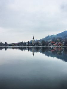 Превью обои здания, башня, отражение, озеро