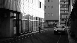 Превью обои здания, чб, улица, человек, город
