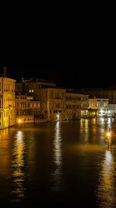 Превью обои здания, дома, канал, венеция, огни, отражение, ночь