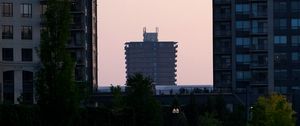 Превью обои здания, дома, река, деревья