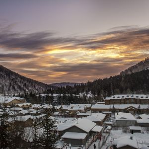 Превью обои здания, дома, снег, горы, пейзаж