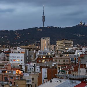 Превью обои здания, дома, телебашня, холм, город