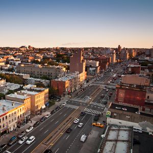 Превью обои здания, дороги, автомобили, город, рассвет