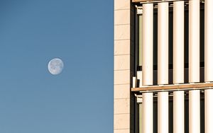 Превью обои здания, фасады, грани, окна, луна
