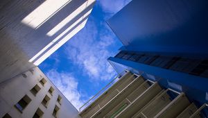 Превью обои здания, фасады, небо, вид снизу
