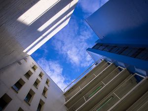 Превью обои здания, фасады, небо, вид снизу