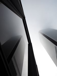 Превью обои здания, фасады, вид снизу, туман, черно-белый