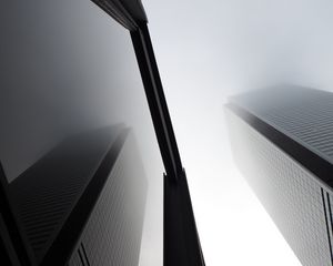 Превью обои здания, фасады, вид снизу, туман, черно-белый