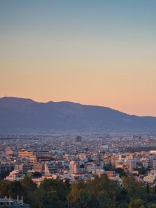 Превью обои здания, гора, деревья, город