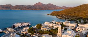 Превью обои здания, город, горы, море, лодка