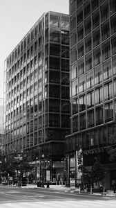 Превью обои здания, город, машина, деревья, улица, чб