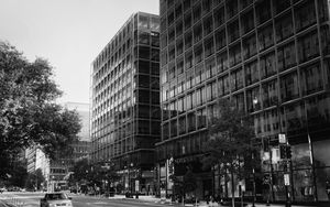 Превью обои здания, город, машина, деревья, улица, чб