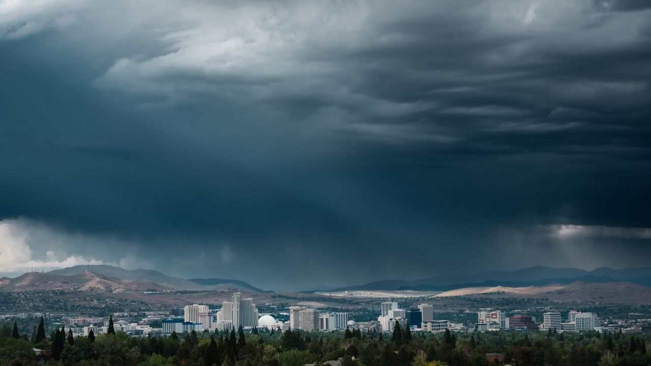 Обои здания, горы, облака, небо