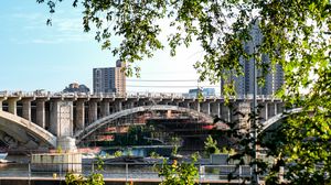 Превью обои здания, мост, река, деревья, листья