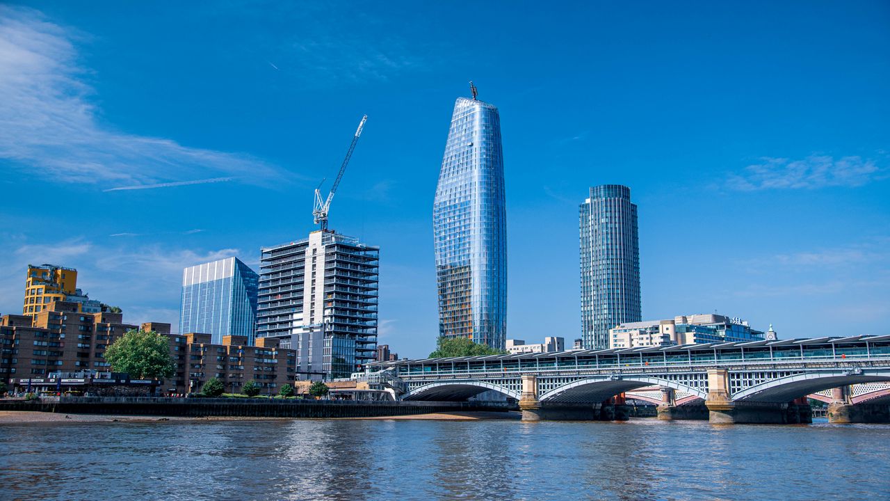 Обои здания, мост, река, небо