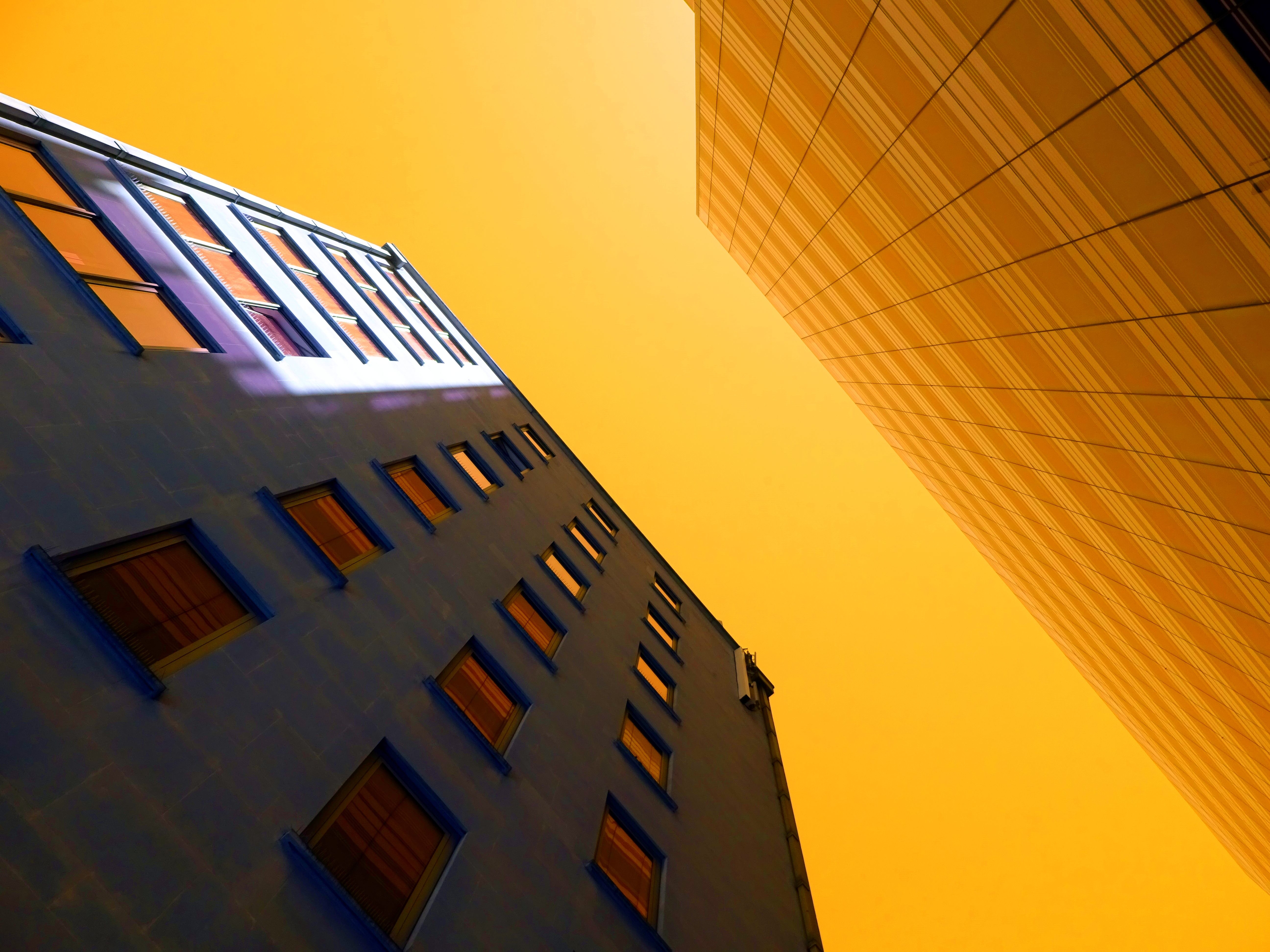 Фон снизу. Стена здания. Здания вид снизу вверх. Здание вид снизу. Желтая архитектура.