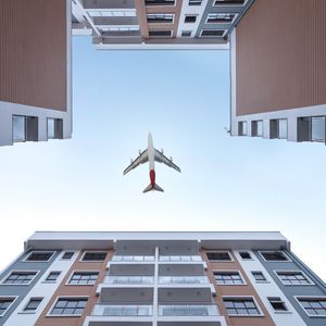 Превью обои здания, небо, самолет, вид снизу, архитектура
