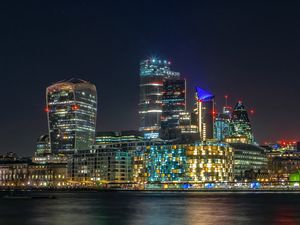 Превью обои здания, ночной город, огни, море