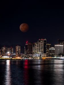 Превью обои здания, огни, море, город, луна, полнолуние