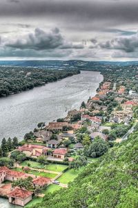 Превью обои здания, река, возвышенности, небо, берег, деревья, hdr