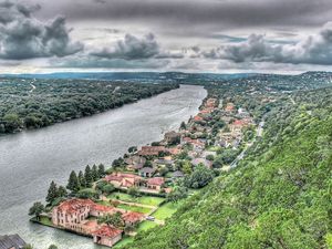 Превью обои здания, река, возвышенности, небо, берег, деревья, hdr