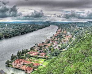 Превью обои здания, река, возвышенности, небо, берег, деревья, hdr