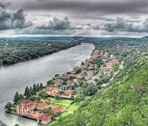 Превью обои здания, река, возвышенности, небо, берег, деревья, hdr