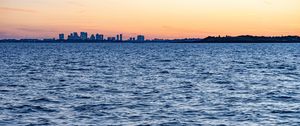 Превью обои здания, силуэты, город, море, горизонт