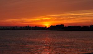Превью обои здания, силуэты, вода, закат, темный